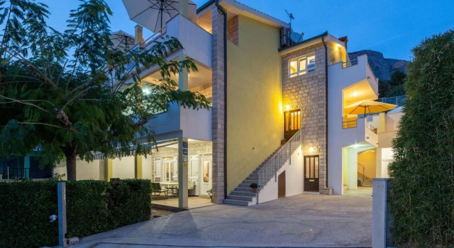 Amazing Home in Lokva Rogoznica With Wifi and 2 Bedrooms, Rezerwuj Hotel Hotele w Split-Dalmatia County z parkingiem, Parking