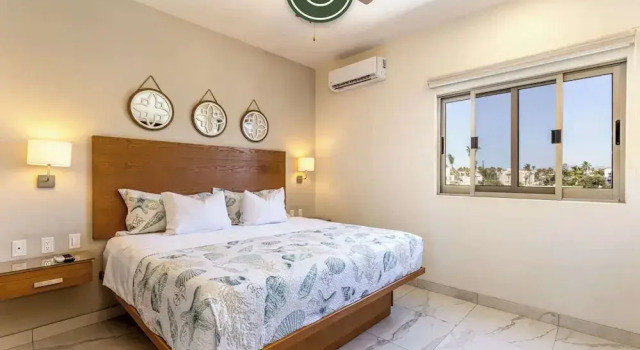 Centric 1BR Condo in Downtown Cabo - Rooftop Pool, Забронировать Апартаменты/квартира Отели Южной Нижней Калифорнии с парковкой, Парковка