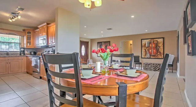 Tropical Cape Coral Home w/ Private Dock on Canal!, Забронировать Дом для отпуска Кейп-Корал Southwest Florida, рядом с Dolphin Marina