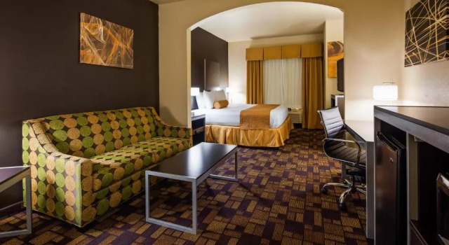 Люкс Best Western Windsor Pointe Hotel & Suites-Frost Bank Center