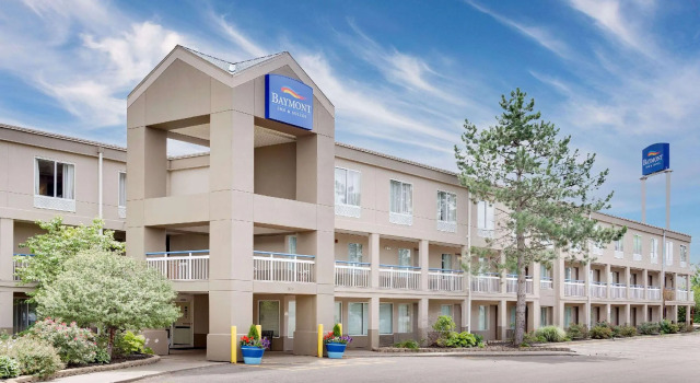 Кровать в общем номере Baymont by Wyndham Kalamazoo East