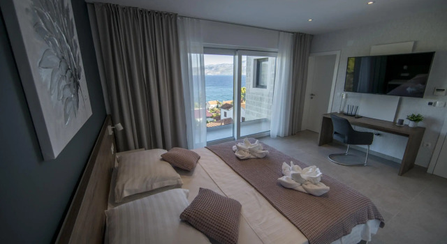 D in Postira with 7 bedrooms and 7 bathrooms, Prenota Hotel Postira 
