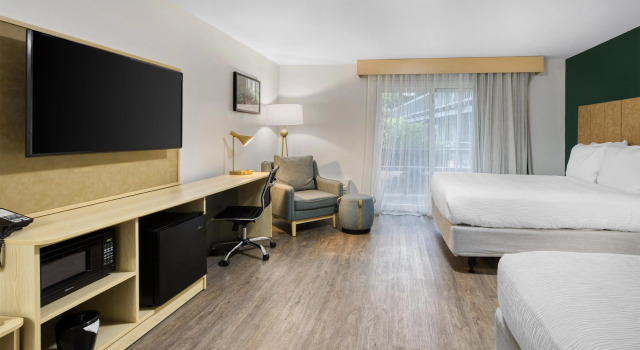 Четырёхместный номер Standard с балконом Best Western Portland West Beaverton