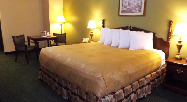 Номер Standard Angel Inn Near IMAX, a Travelodge by Wyndham