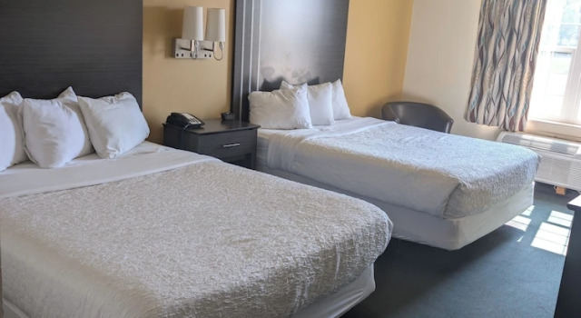 Четырёхместный номер Standard Chisholm Inn & Suites