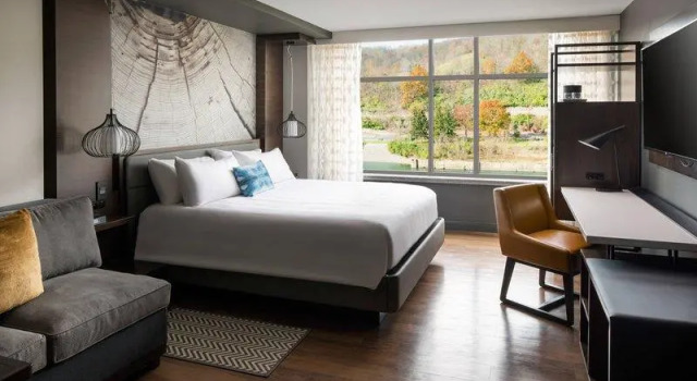 Кровать в общем номере Morgantown Marriott at Waterfront Place