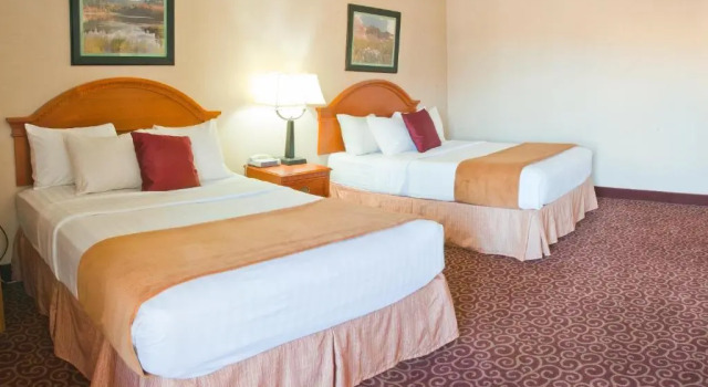 Четырёхместный номер Standard Red Arrow Inn & Suites, a Travelodge by Wyndham
