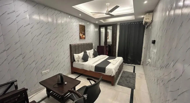 Номер Classic с балконом Hotel 82 Inn