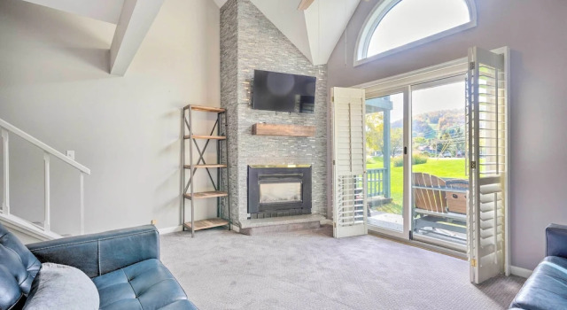 Ellicottville Townhome ~ Half Mi to Slopes!, Buchen Sie Ferienwohnung Ellicottville 