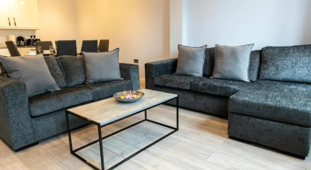 Zen Quality flats near Heathrow that are Cozy CIean Secure total of 8 flats group bookings available