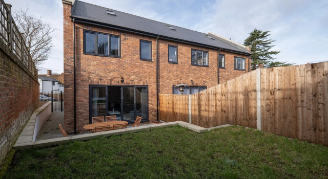 Modern 4 Bedroom House 01 With Parking in Farnham