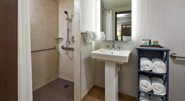 Четырёхместный номер Standard The Anza-a Calabasas Hotel