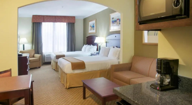 Люкс Holiday Inn Express Hotel & Suites Winnie by IHG