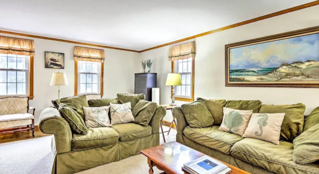 2 Mi to Shore: Home w/ BBQ & Beach Gear in Mashpee, Book Hotel Hoteller i Mashpee med parkering, Parkering