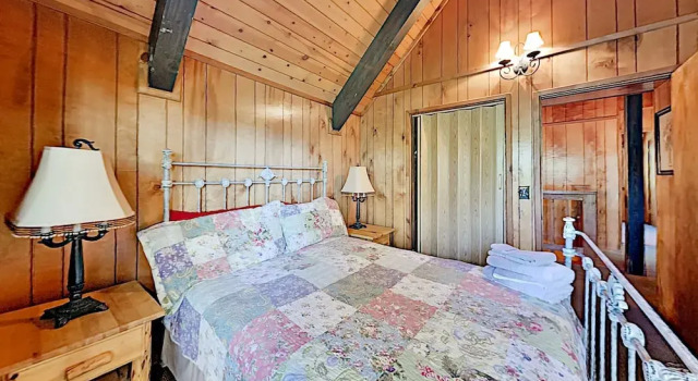 Beautiful Log House: Large Deck & Private Hot Tub 3 Bedroom Home