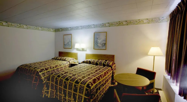 Четырёхместный номер Standard с балконом Americas Best Value Inn Litchfield
