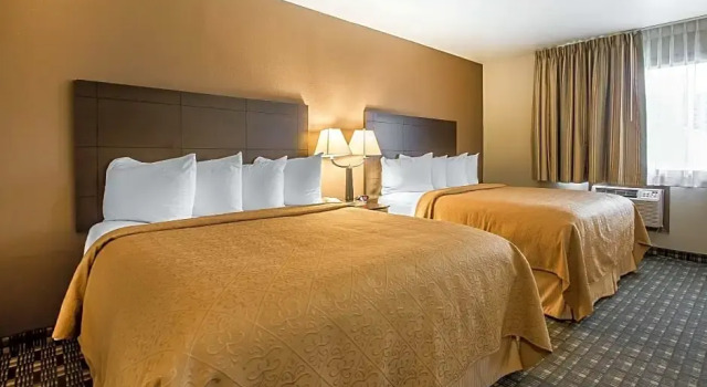 Четырёхместный люкс Quality Inn & Suites Decorah