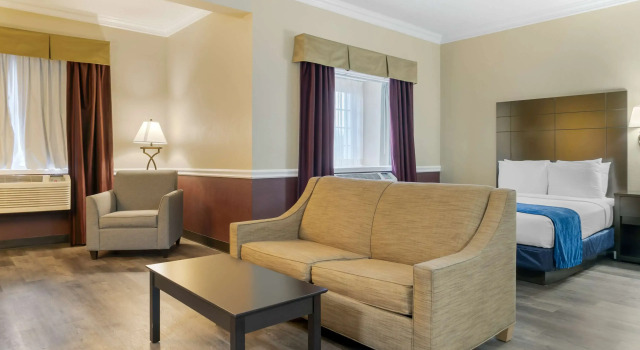 Четырёхместный люкс Best Western Greenfield Inn