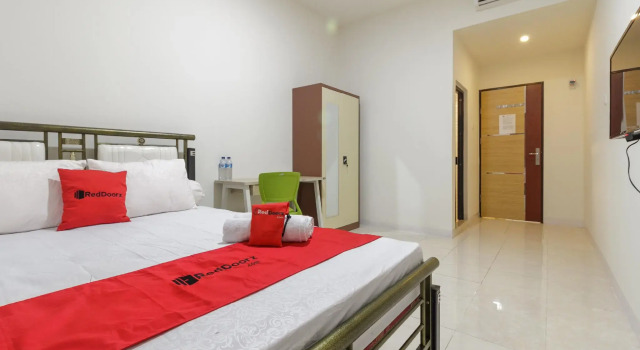 RedDoorz Syariah near AP Pettarani 3, Book Hotel Hotels in Sulawesi with Parking, Parking