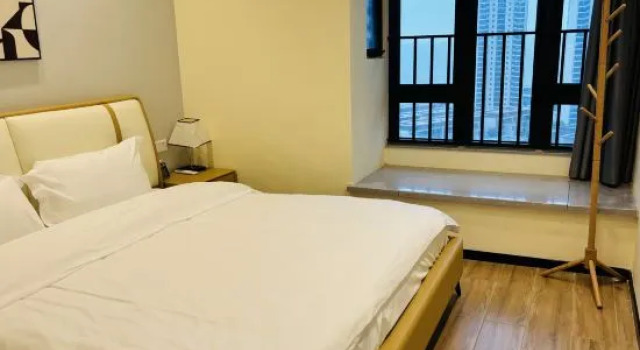 Люкс с 3 комнатами с балконом и с видом на море Zhonghai Vacation Homestay (Shantounan Railway Zhonghai Golden Coast Water Park)