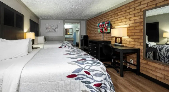Четырёхместный номер Superior Red Roof Inn Monroe