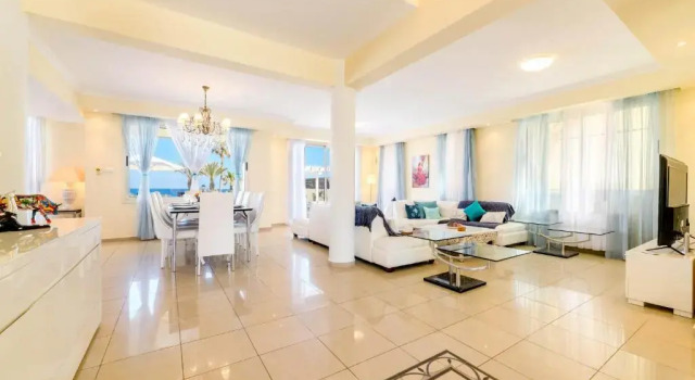 Вилла Deluxe Royal Beachfront Villa