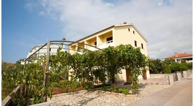 Apartment & room Dinka, Krk, Забронировать Апартаменты/квартира Отели Крка с парковкой, рядом с Krk Harbour, Парковка
