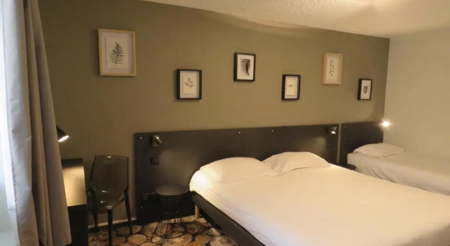 Трёхместный номер Standard CITHÔTEL LE DAV Clermont-Ferrand Centre