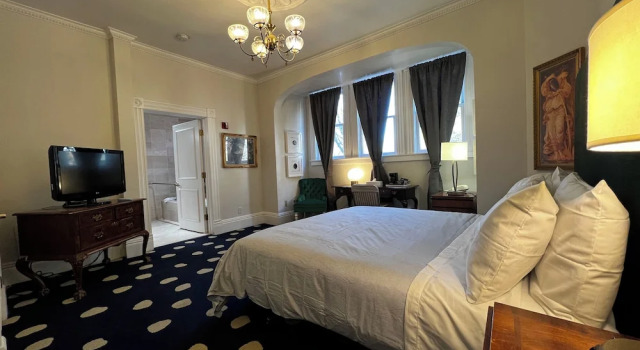 Номер Standard The Sterling Hotel