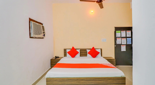 OYO 76206 Kanak Residency, Varaa Hotelli Ballabgarh Haryana