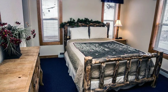 Timber Creek Chalets: 8 3 Bedroom Chalet, Забронировать Шале Отели Эстес-Парк с парковкой, Парковка