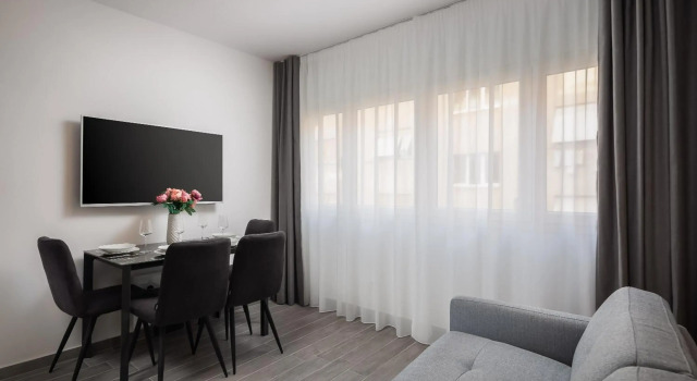 Luxury Studios & Room Five, Prenota Hotel Splitska 