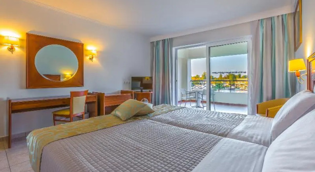 Двухместный номер Superior с балконом Kipriotis Maris Suites by Anayia All Inclusive Resorts