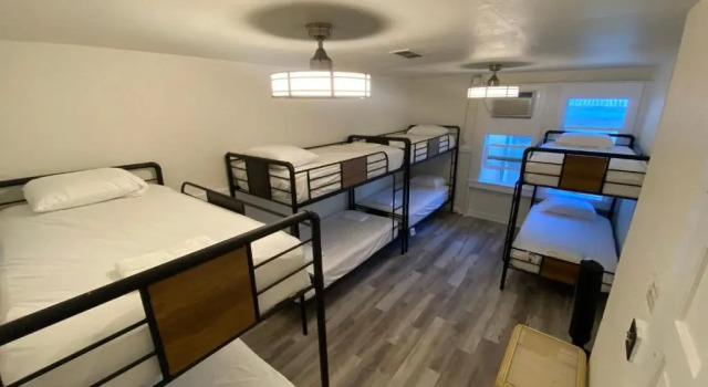 Кровать в общем номере Howzit Hostels
