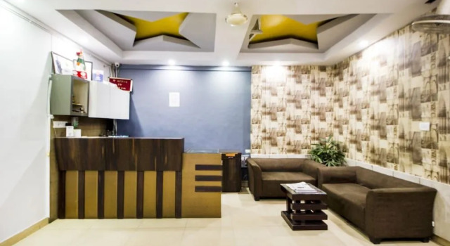FabExpress SBG Inn, Забронировать Отель Отели Гомти Нагара с парковкой, Парковка