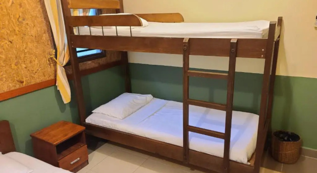Łóżko w pokoju wieloosobowym Sepilok B&B