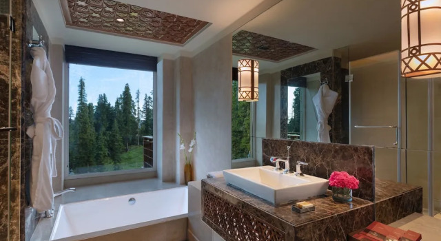 Номер Luxury с балконом The Khyber Himalayan Resort & Spa