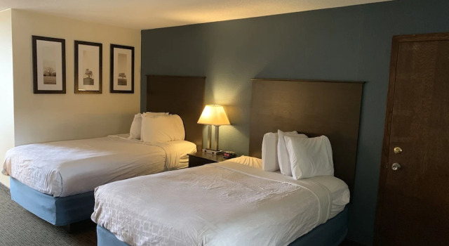 Четырёхместный номер Standard с красивым видом из окна AmericInn by Wyndham La Crosse Riverfront-Conference Center