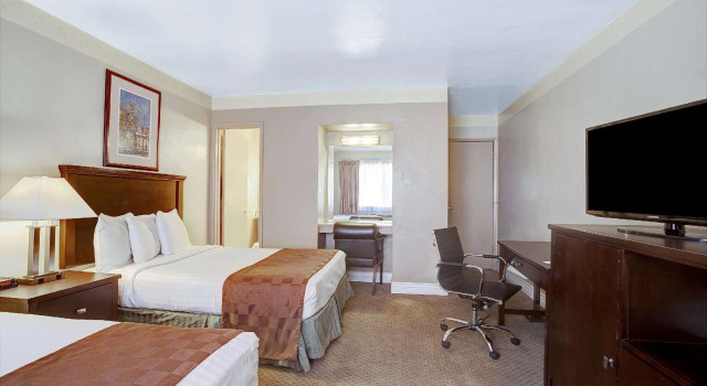Четырёхместный номер Standard Travelodge by Wyndham Everett City Center
