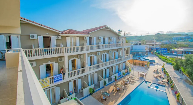 Семейный номер Standard с балконом Hotel Emilia