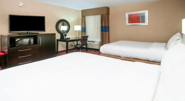 Четырёхместный номер Standard Holiday Inn Express & Suites Jackson Downtown - Coliseum by IHG