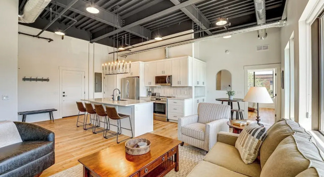 Апартаменты Downtown Grand Haven Condo - Walk to Boardwalk!