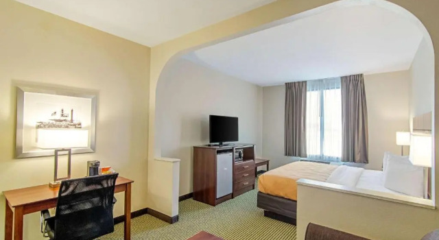 Люкс Quality Inn & Suites Near Tanger Outlet Mall