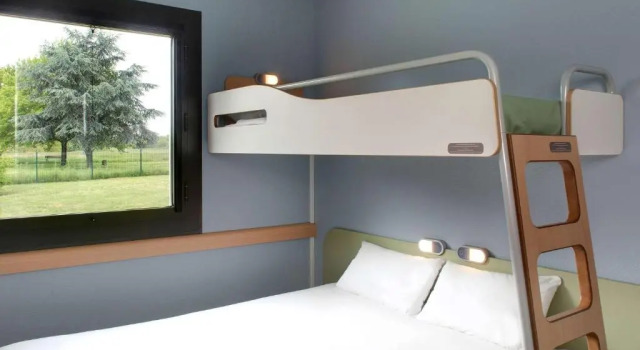 Четырёхместный номер Standard ibis budget Montceau les Mines