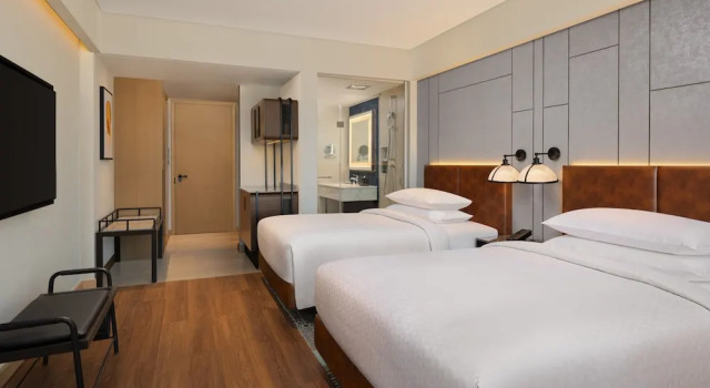 Четырёхместный номер Deluxe с видом на бассейн Four Points by Sheraton Amritsar, Mall Road