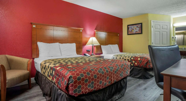 Четырёхместный номер Standard Econo Lodge Tupelo Barnes Crossing