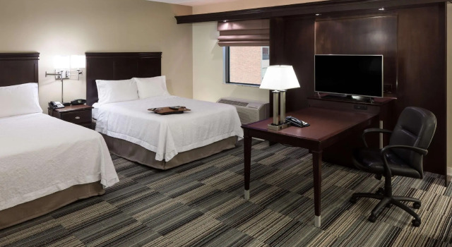 Четырёхместный номер Standard Hampton Inn & Suites Omaha-Downtown