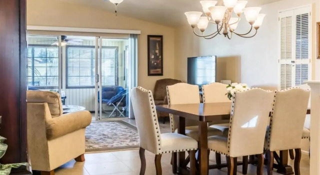 Коттедж Cozy, quiet house, covered patio dining, sun room