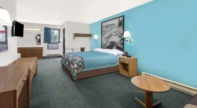 Четырёхместный номер Standard Super 8 by Wyndham Huron