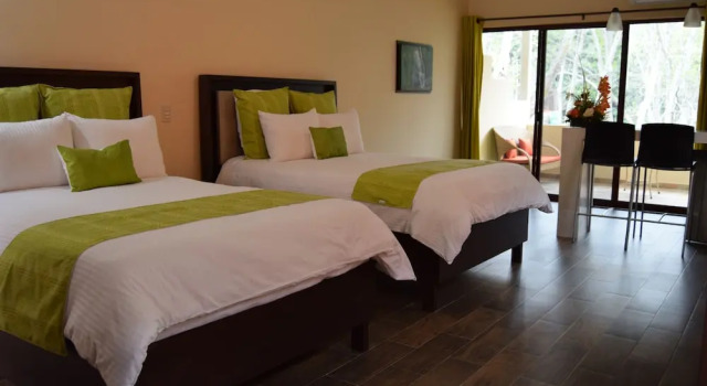 Кровать в общем номере Hotel Chapala Country